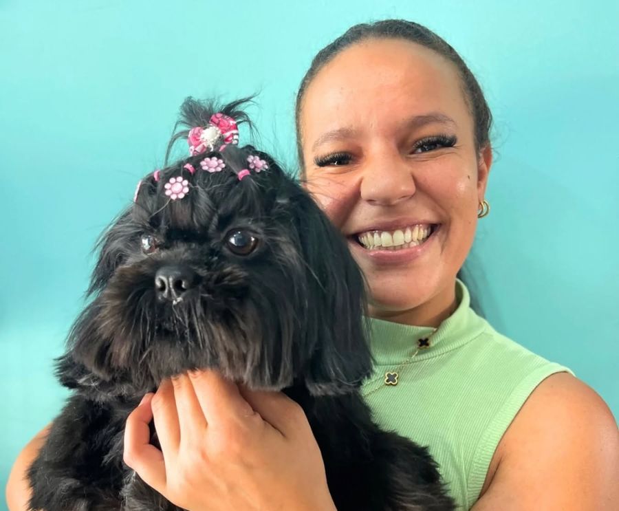 Dra. Karem Paula com um cão